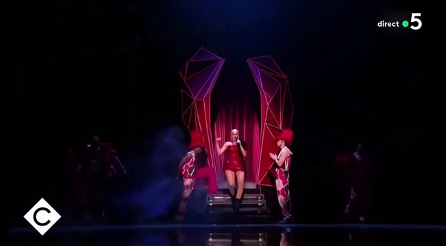 Zapping du 10/02 : Le gadin de la chanteuse Anne-Marie aux Brit Awards