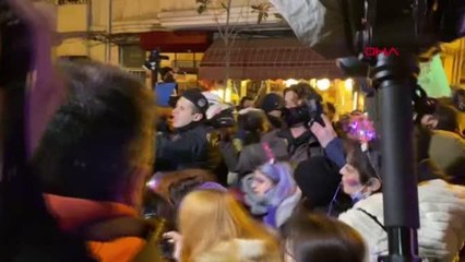 TAKSİM MEYDANI'NA YÜRÜMEK İSTEYEN KADINLAR İLE POLİS ARASINDA GERGİNLİK