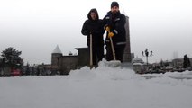 Erzurum'da kar yağışı; köy yolları kapandı, törenler iptal edildi