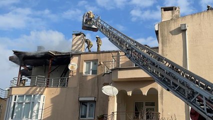 Bir binanın çatı katında çıkan yangın söndürüldü