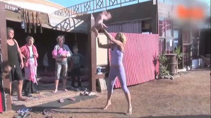 Zapping du 15/10 : Insolite : Le baby-yoga à la Russe !