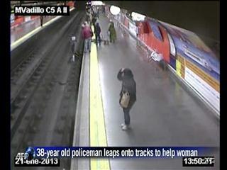 Video captures brave rescue in Spanish metro