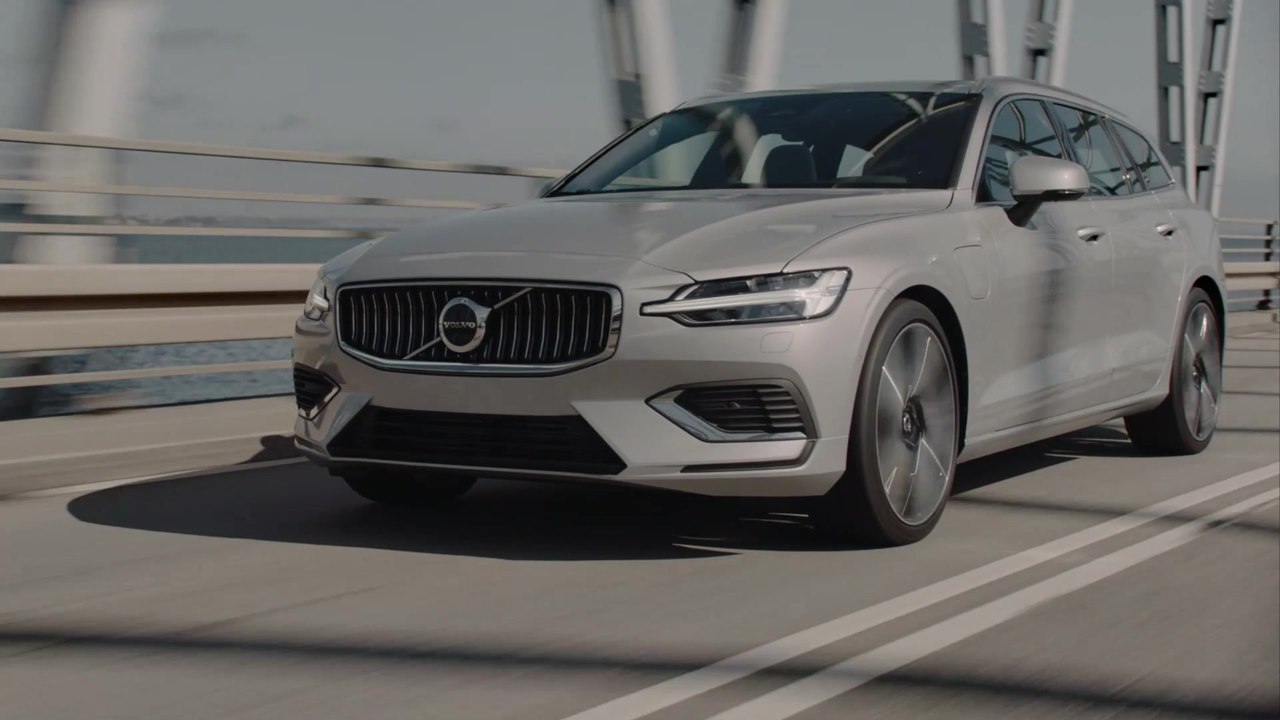 2023 Volvo V60 Recharge T8 in Silver Dawn Driving Video