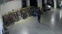 Otoparktan bisiklet ve elektrikli scooter çalan hırsız kamerada