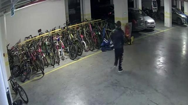 Otoparktan bisiklet ve elektrikli scooter çalan hırsız kamerada
