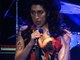 Amy Winehouse : La chanteuse a peur de son micro et se fait huer !