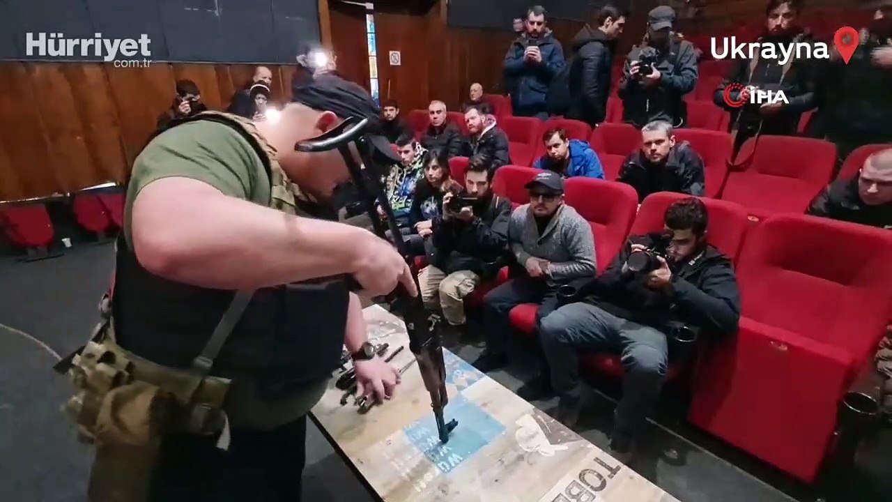 Ukraynalı siviller sinema salonunda silah eğitimi alıyor