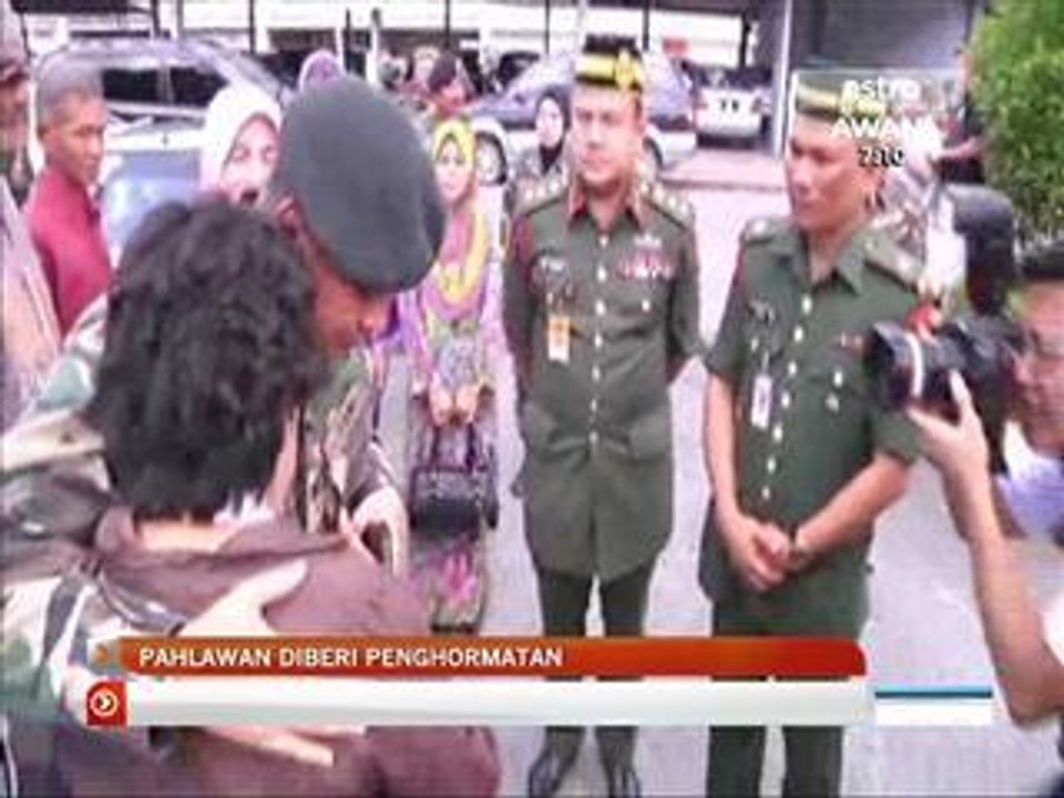 Pahlawan diberi penghormatan