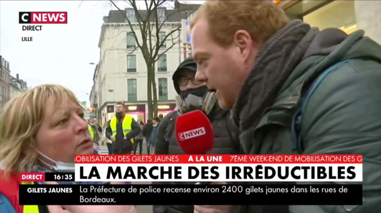 Un journaliste de CNews interrompu par des "gilets jaunes"