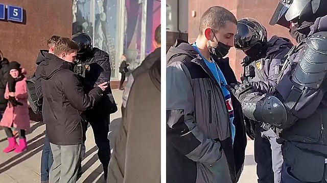 La police russe vérifie les réseaux sociaux des passants