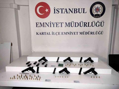 İstanbul'da yasa dışı silah ticareti operasyonu: 4 gözaltı... 6 tabanca, 11 şarjör ele geçirildi