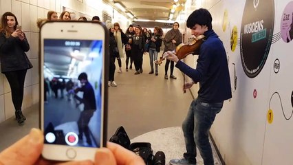 306. Music un jeune italien a Paris chasse la Melancolie des parisiens (2)