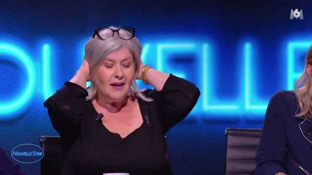 Nouvelle star : Nathalie Noennec touche les fesses d'un candidat