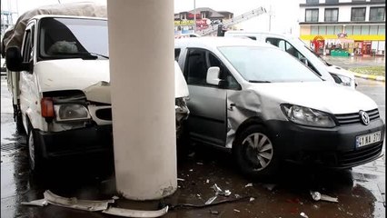 Video herunterladen: Kontrolden çıkan 2 araç hastane direğine çarparak durabildi