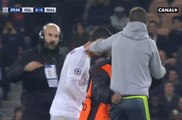 Un fan vient sur le terrain faire un câlin à Cristiano Ronaldo lors de PSG / Real Madrid