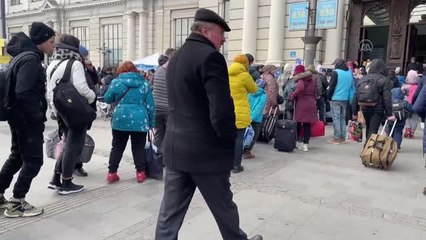 Ukraynalı sivillerin tren istasyonunda oluşturduğu yoğunluk