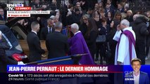 Lou Pernaut accompagnée de son amoureux Arthur lors des obsèques de son père Jean-Pierre Pernaut, à Paris.