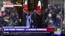 Le cercueil de Jean-Pierre Pernaut quitte la basilique Sainte-Clotilde sous les applaudissements de la foule
