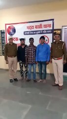 Télécharger la video: जम्मू कश्मीर में छिपे बदमाशों को पुलिस ने धर दबोचा, हत्या के प्रयास में चल रहे थे फरार