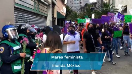 Marchan sin violencia, con flores y cantos