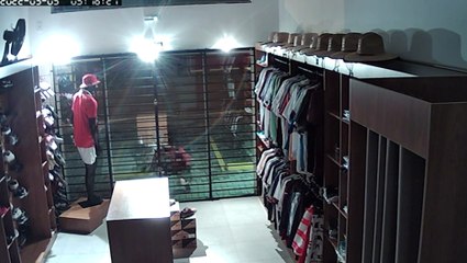 Ladrão tira a roupa de 'maneco' após arrombar porta de empresa em Cascavel