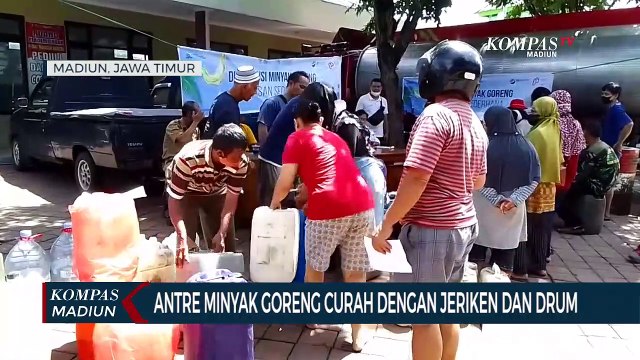 Pedagang Antre Minyak Goreng Curah Dengan Jeriken Dan Drum