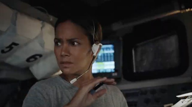 Moonfall : Halle Berry se dévoile dans la bande-annonce de ce film catastrophe