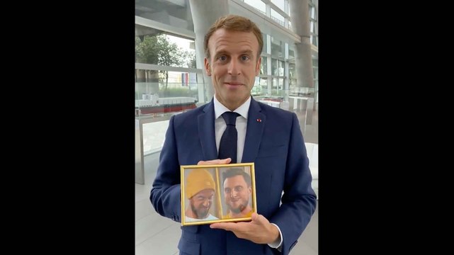 Emmanuel Macron s'adresse aux écoliers, pour la rentrée des classes, avec un portrait de McFly et Carlito à la main