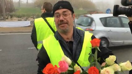 Franceinfo : Un gilet jaune offre des roses aux journalistes