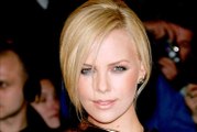 Loin de la terre brûlée : Charlize Theron sur le Tapis Rouge à Paris