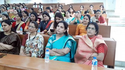 बालिकाओं को आने वाली सामाजिक चुनौतियों के अनुरूप तैयार करें