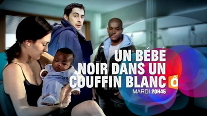 Un Bébé noir dans un couffin blanc