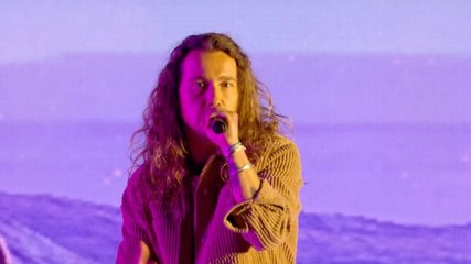 Julien Doré dans La soirée extraordinaire (M6)