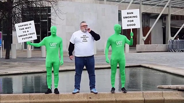 Neil ‘Razor’ Ruddock joins protest at Holyrood calling for smoking ban in Scotland