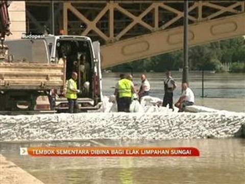 Tembok sementara untuk halang limpahan air