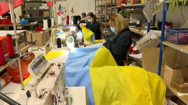 Avec la guerre, les fabricants français croulent sous les demandes de drapeaux ukrainiens