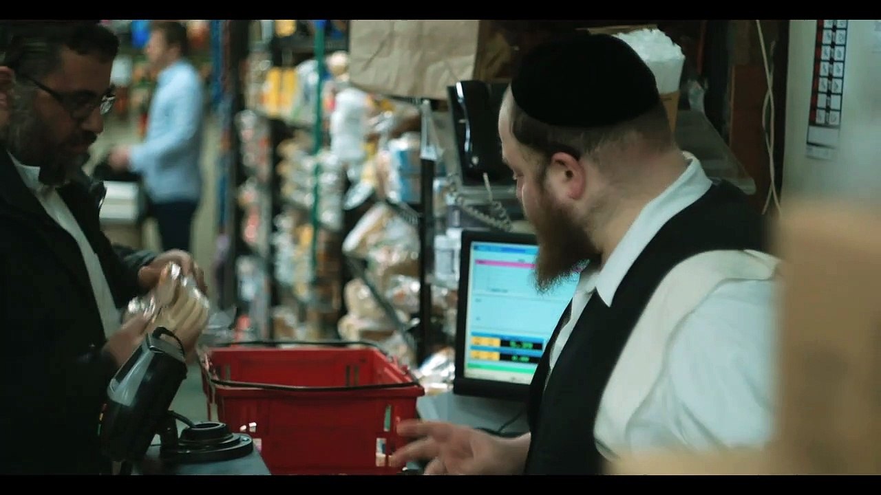 Menashe Trailer OmU