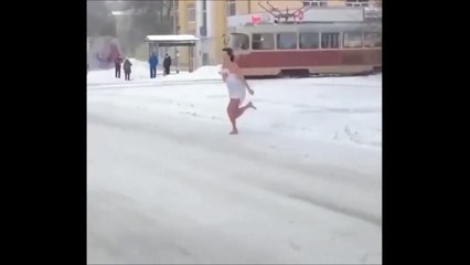 Une femme court en serviette dans la rue et ça finit mal pour elle