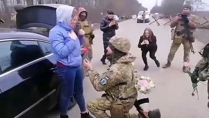 Un contrôle à un checkpoint se finit d'une façon incroyable en Ukraine !
