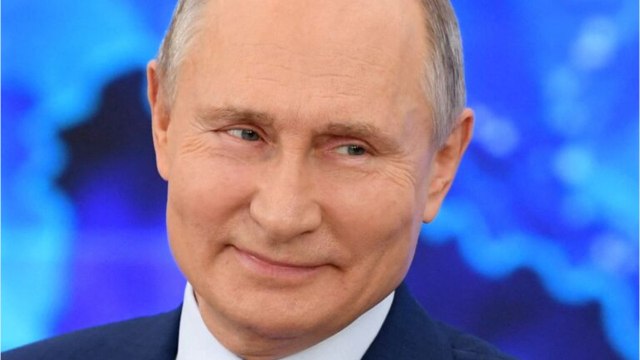 GALA VIDEO - Vladimir Poutine : ce jour où il a chanté devant Gérard Depardieu et Alain Delon