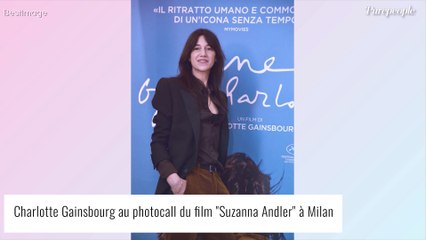Charlotte Gainsbourg : Chemisier ouvert et look décontracté à Milan
