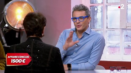 Affaire conclue : Julien Cohen achète une lampe et l'offre à la vendeuse