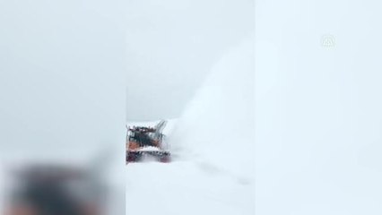 Kar ve tipi nedeniyle yolda kalan 56 araç kurtarıldı