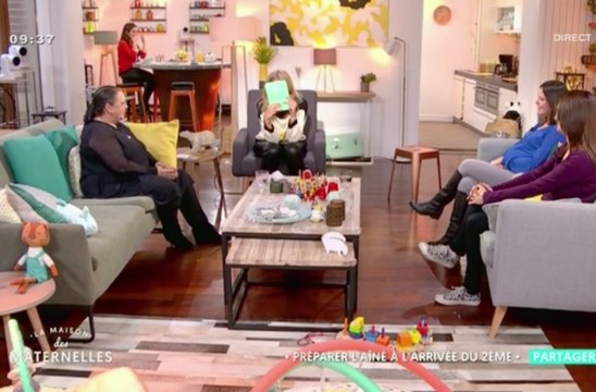 Agathe Lecaron en pleure dans la maison des maternelles