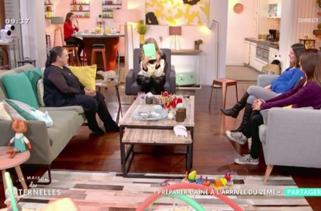 Agathe Lecaron en pleure dans la maison des maternelles