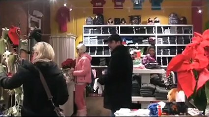 Paris Hilton toute en rose fait les magasins