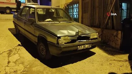 Otomobiliyle bahçe kapısına çarpan otomobil sürücü yaralandı