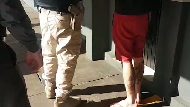 Homem com mandado de prisão em aberto por roubo é detido pela PRF