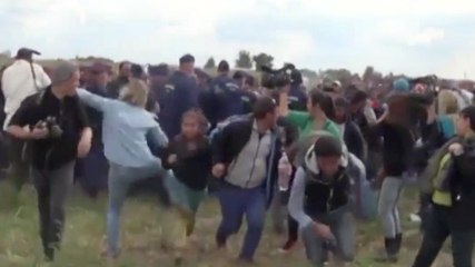 Une journaliste hongroise frappe de réfugiés