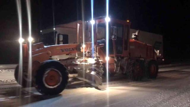 Antalya-Konya karayolu yoğun kar ve tipi nedeniyle tırların geçişine kapatıldı